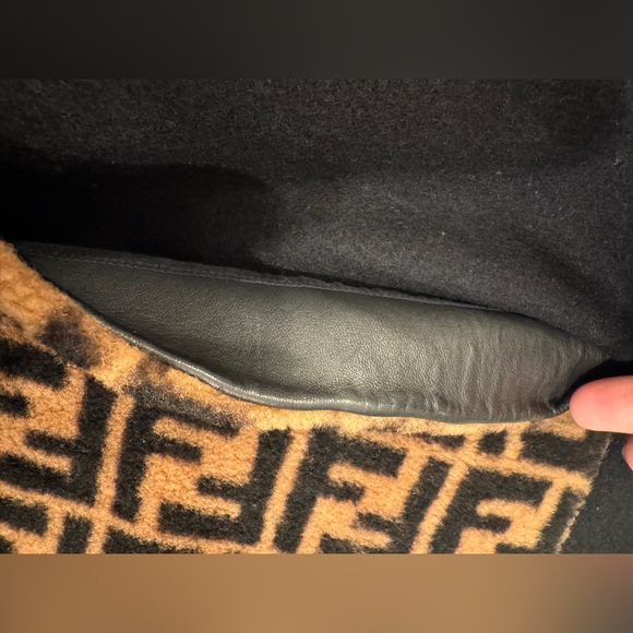 FENDI Touch of Fur Cashmere scarf - Picture 7 of 8